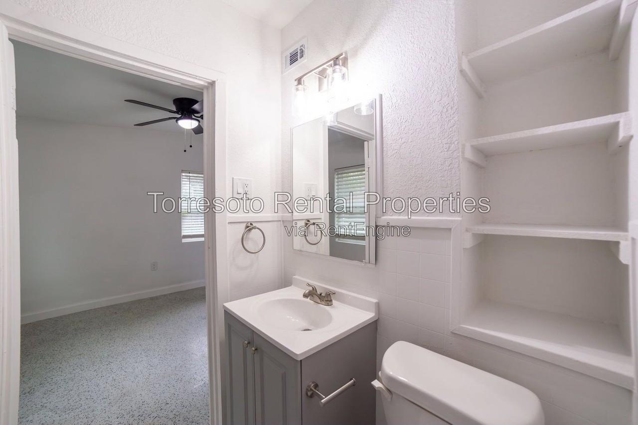 823 N Trinity St - Photo 5 of 10