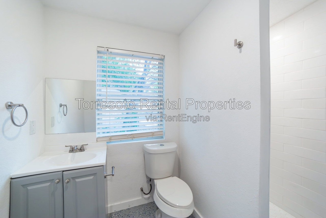 823 N Trinity St - Photo 7 of 10
