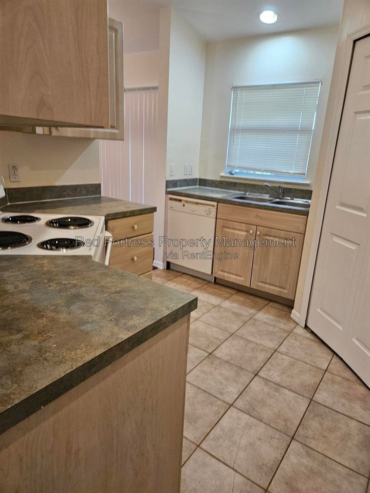 2205 Daniel Ave N - Photo 3 of 10