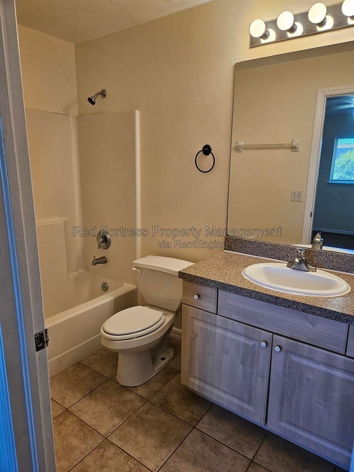 2205 Daniel Ave N - Photo 7 of 10