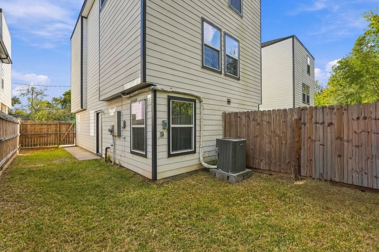 7813 Sandy St #B - Photo 3 of 25