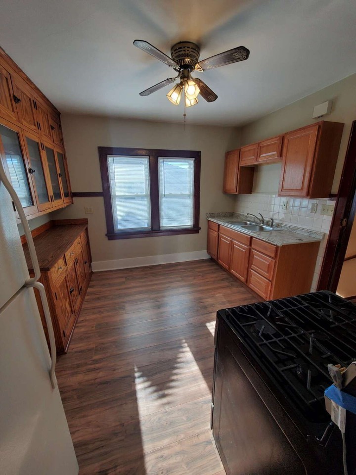 1547 S 70th St - Photo 5 of 11