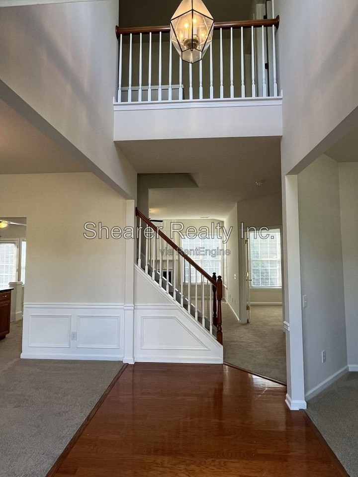 11211 Maplehurst Dr - Photo 3 of 34