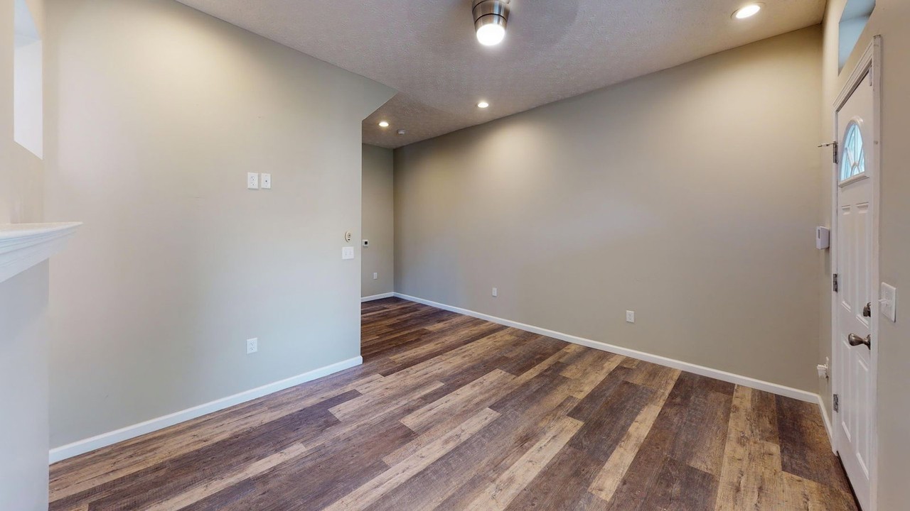 1359 Summit St - Photo 2 of 9