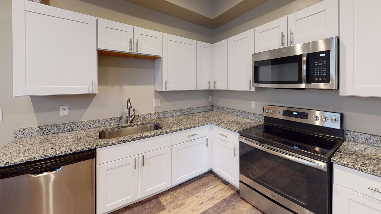 1359 Summit St - Photo 3 of 9