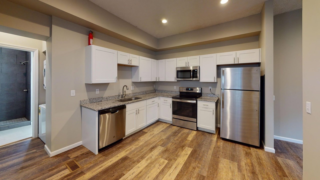 1359 Summit St - Photo 4 of 9