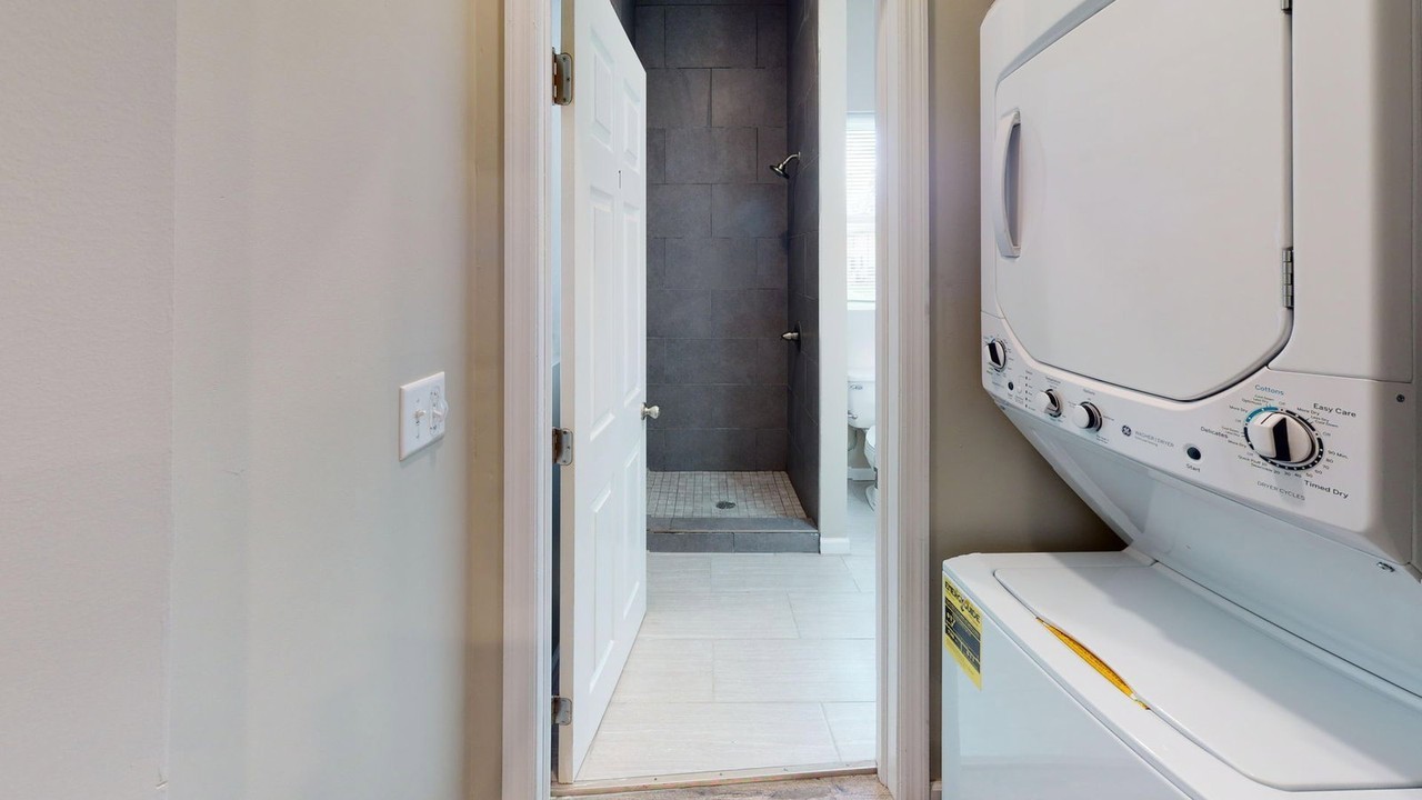 1359 Summit St - Photo 5 of 9