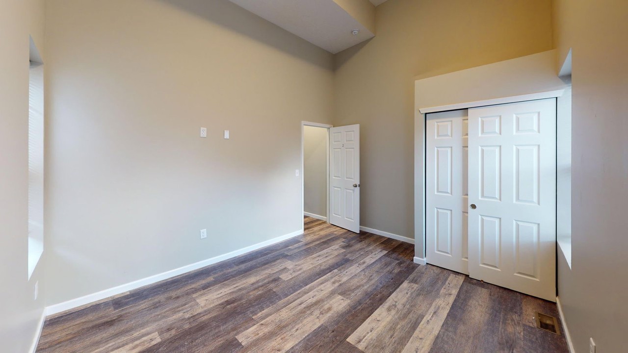1359 Summit St - Photo 6 of 9