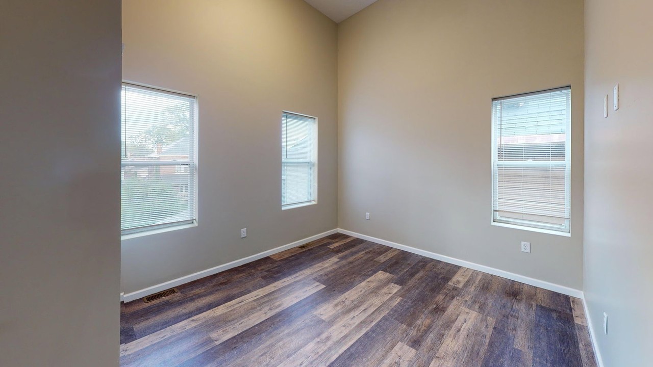 1359 Summit St - Photo 7 of 9