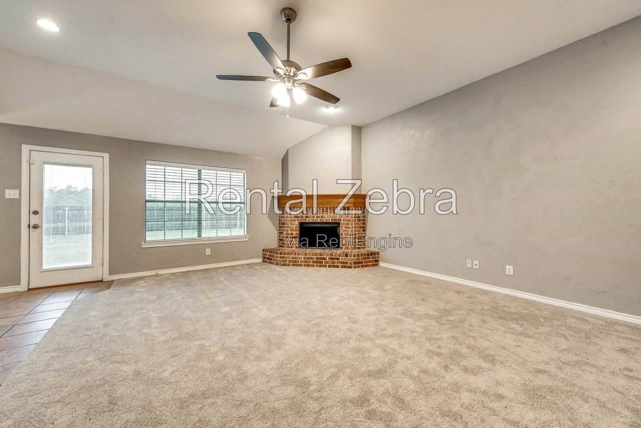 1229 Shelby Dr - Photo 3 of 18