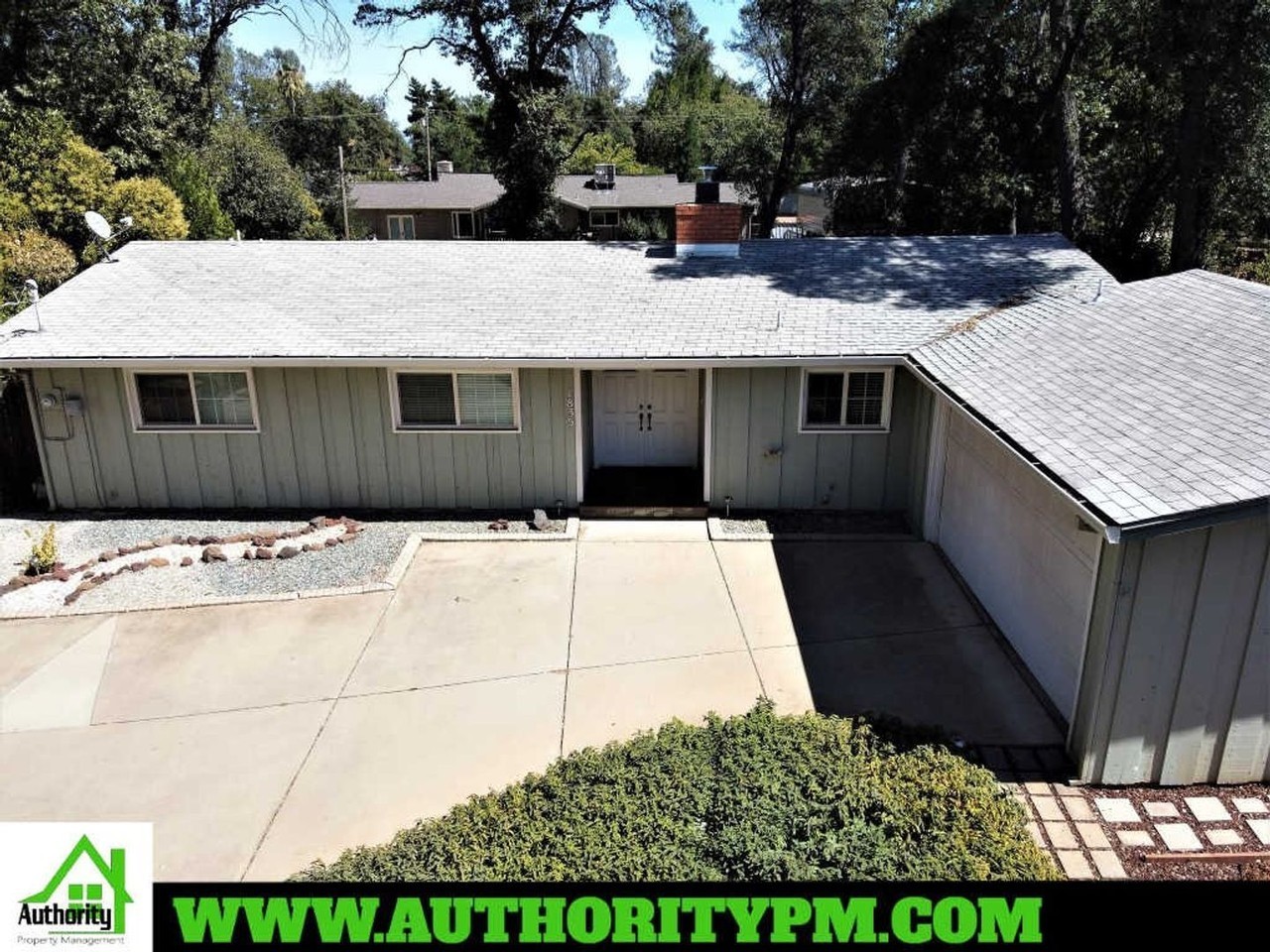 1835 Shady Ln - Photo 4 of 28