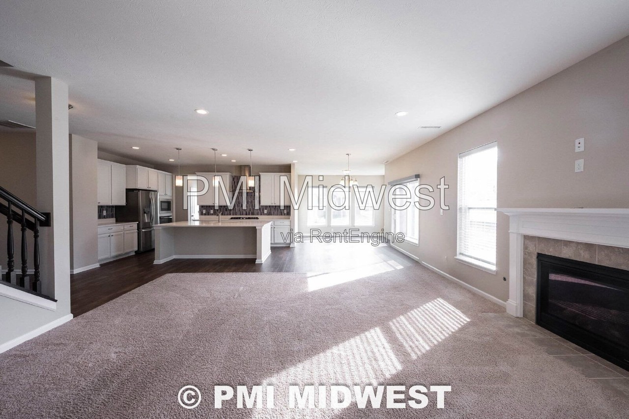 1381 Fieldcrest Ln - Photo 7 of 43