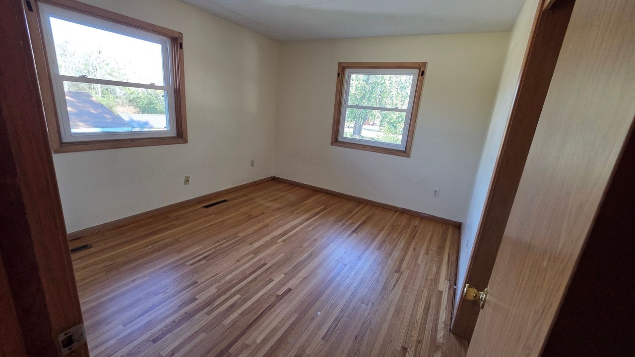 601 1/2 13th Ave Se - Photo 2 of 10