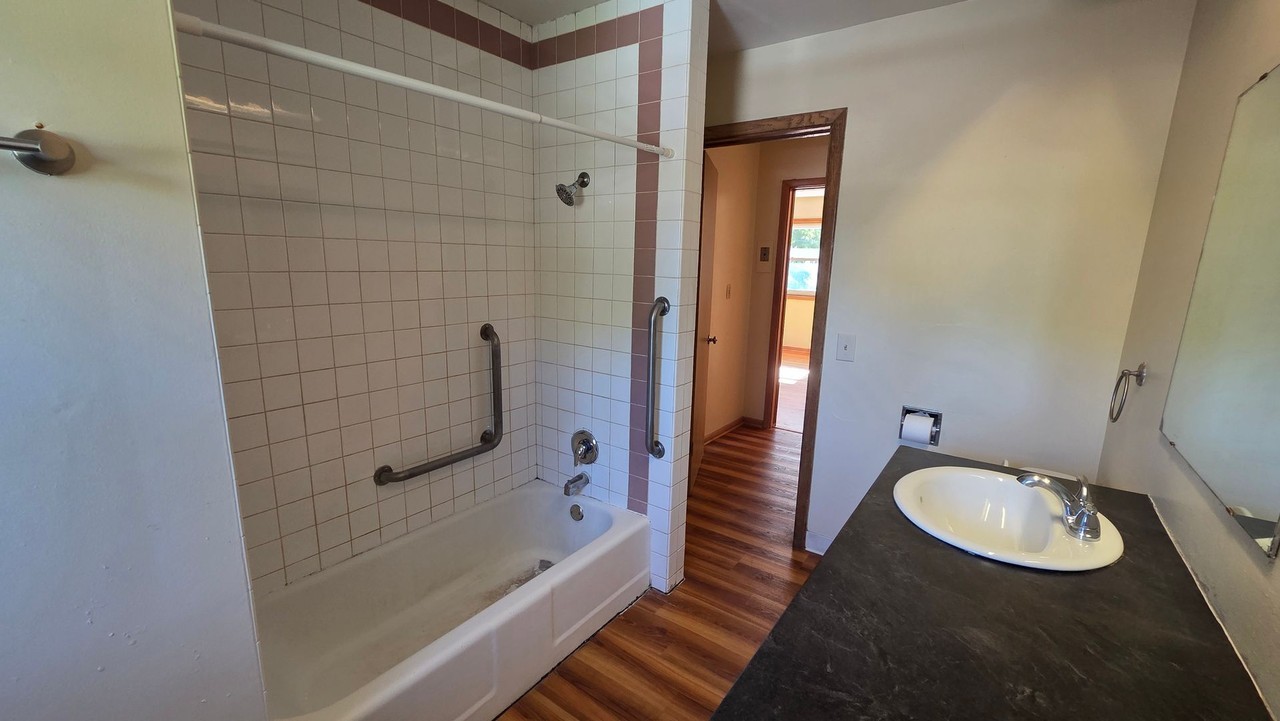 601 1/2 13th Ave Se - Photo 6 of 10