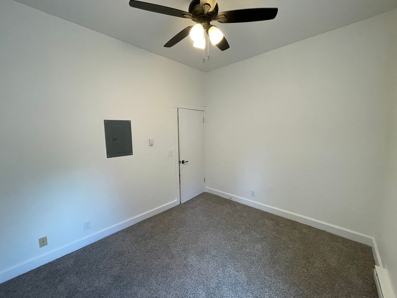 916 Clinton St - Photo 2 of 13