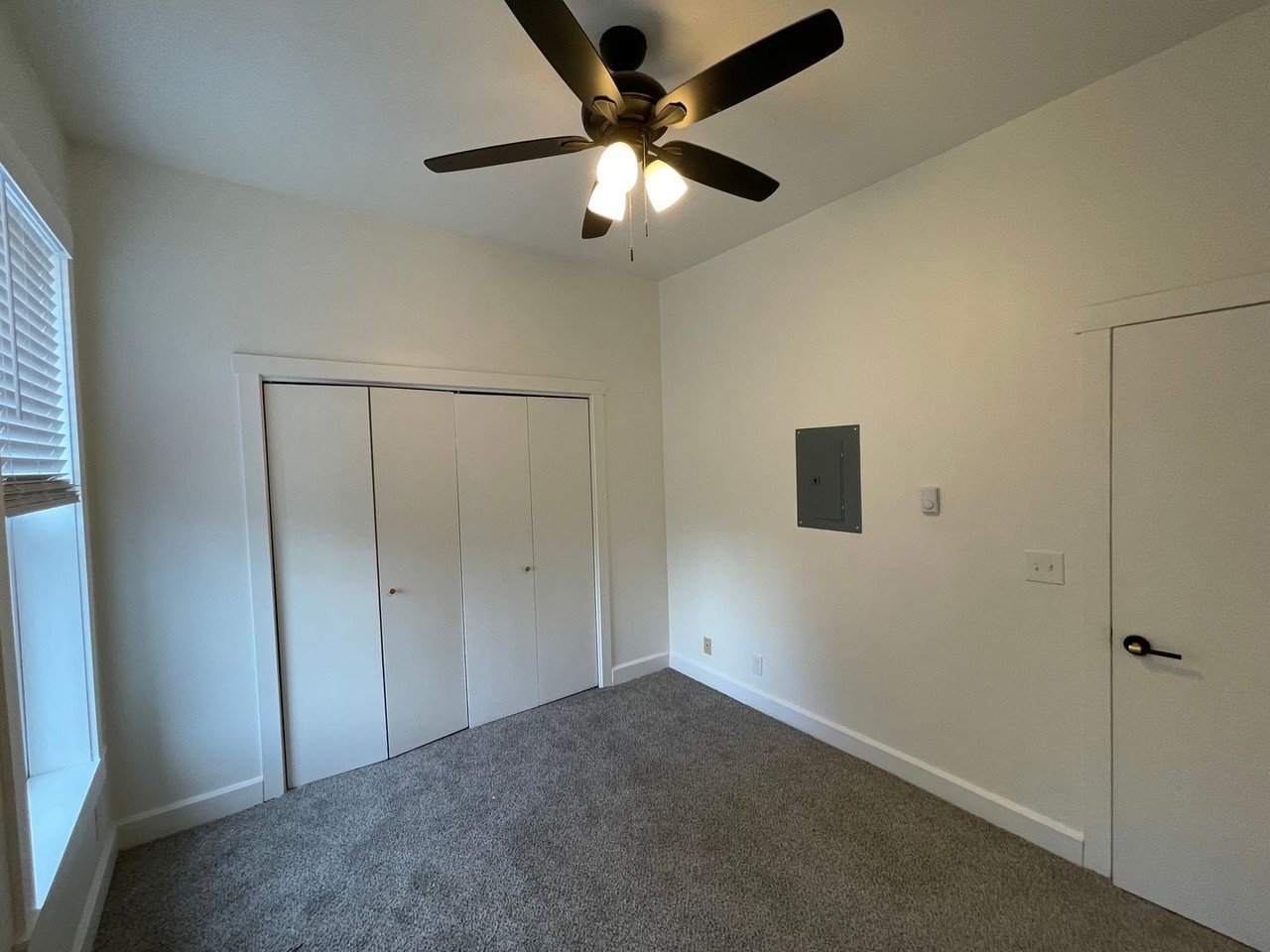916 Clinton St - Photo 3 of 13