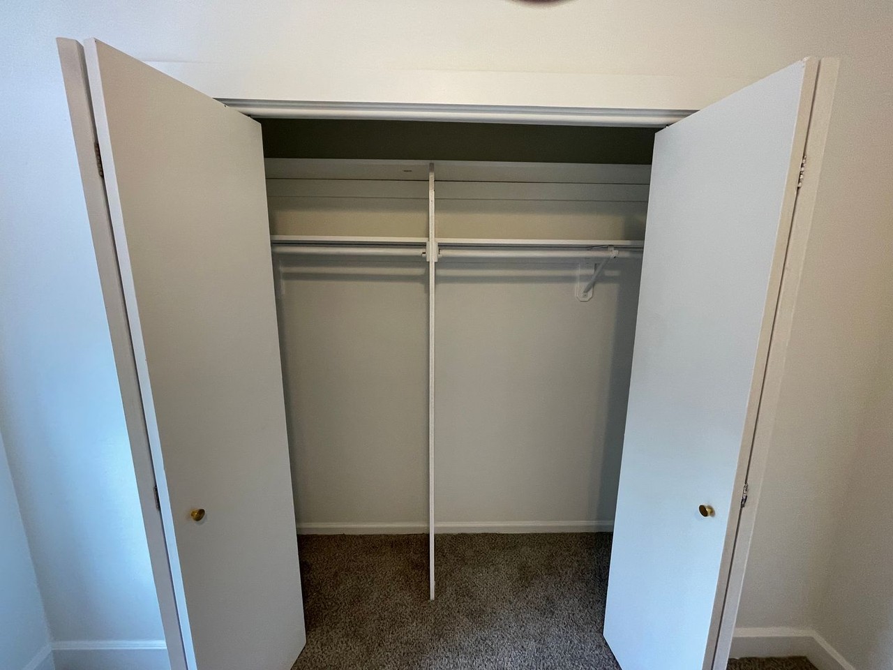 916 Clinton St - Photo 5 of 13