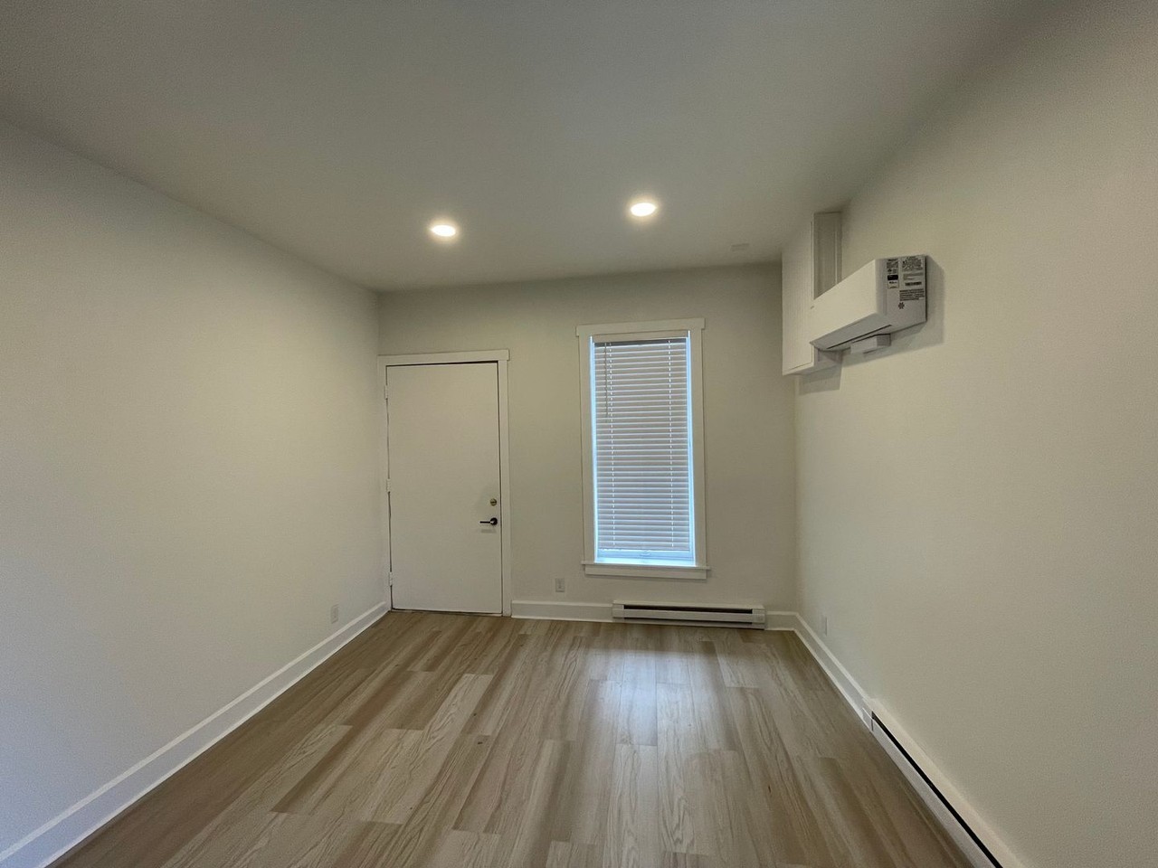 916 Clinton St - Photo 6 of 13