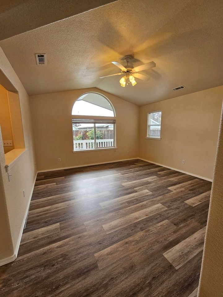 408 Jennah Ln - Photo 3 of 17