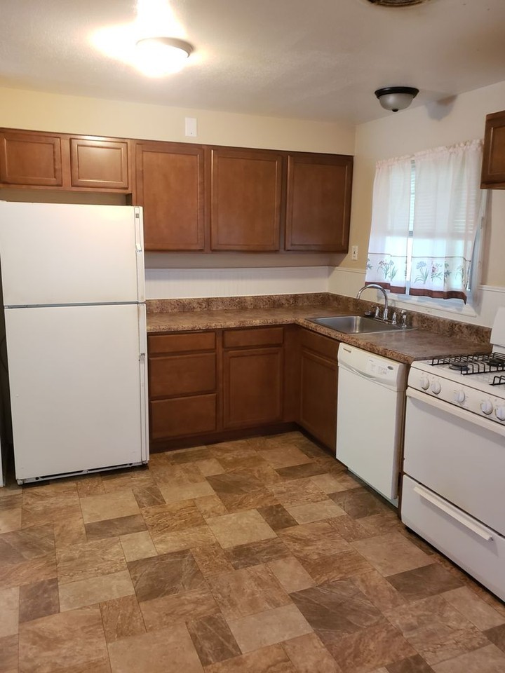 9940 Hayward Dr - Photo 3 of 11