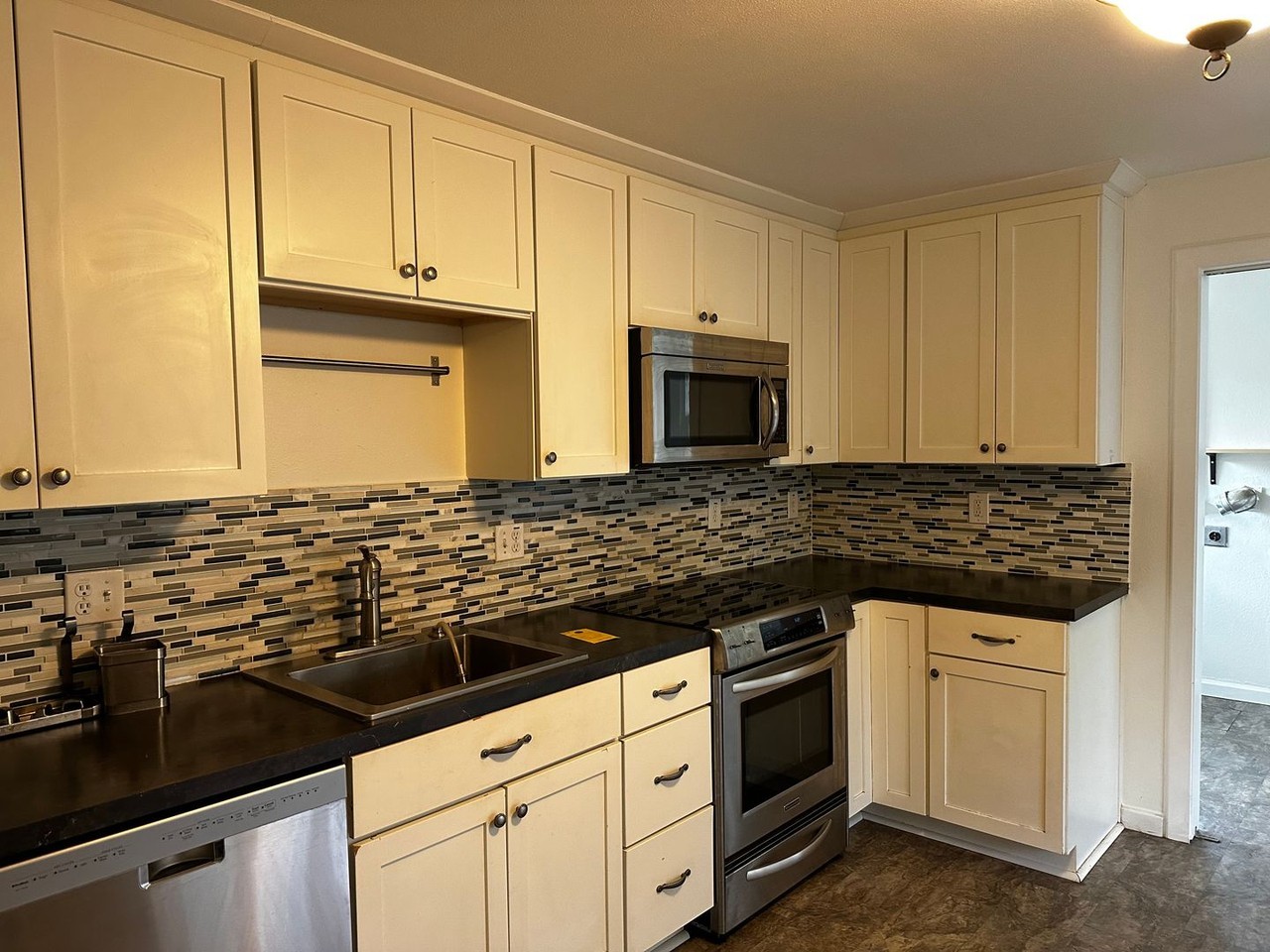 2037 16th Ave Sw - Photo 4 of 16