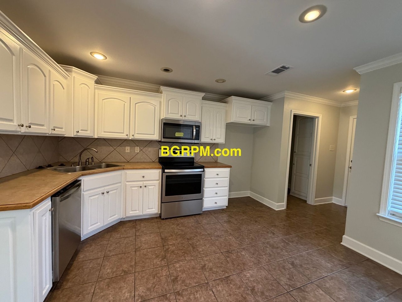 1905 Airborn Dr - Photo 3 of 11
