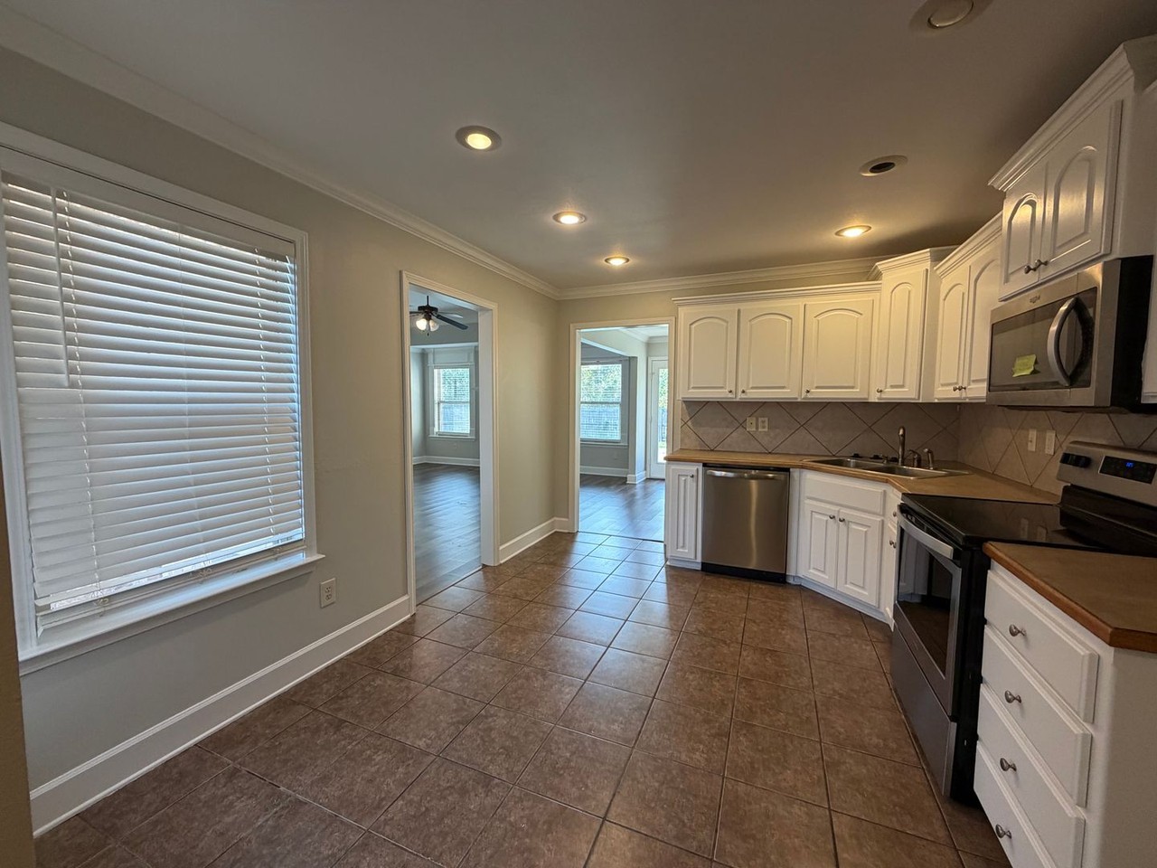 1905 Airborn Dr - Photo 4 of 11