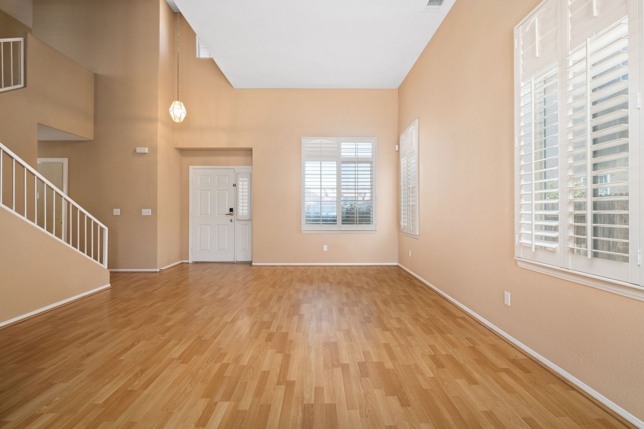 17629 Fisher St - Photo 5 of 31