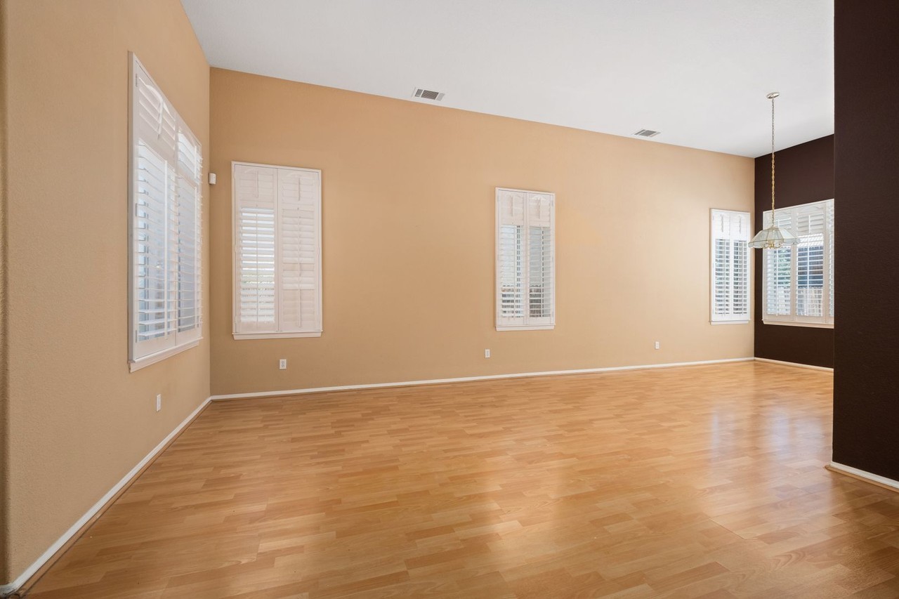 17629 Fisher St - Photo 7 of 31