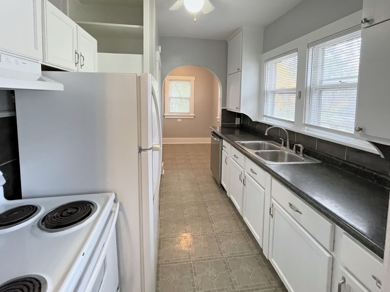 2914 N 49th Ave - Photo 5 of 13