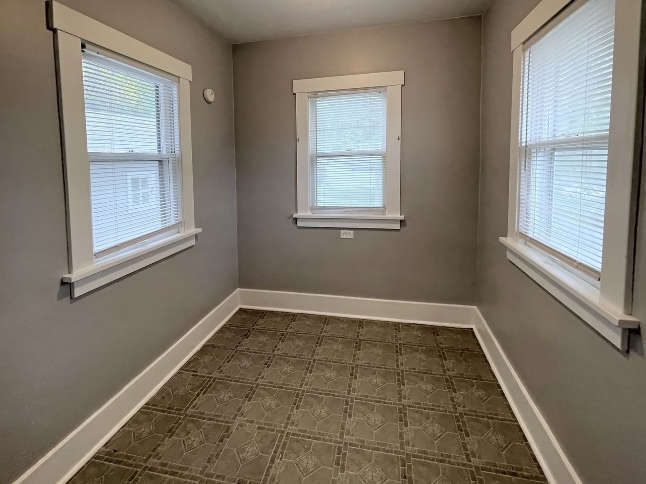2914 N 49th Ave - Photo 7 of 13