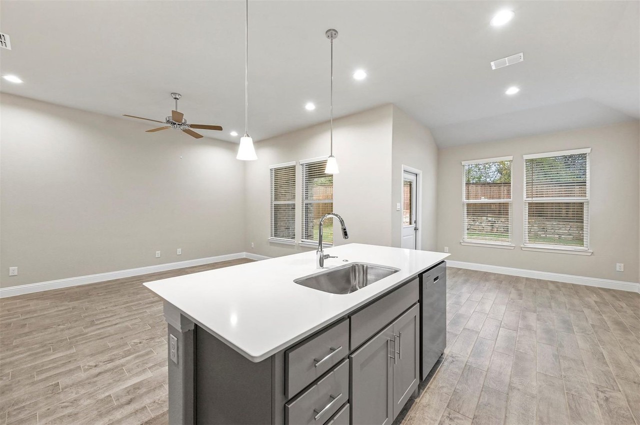 1504 Razorbill Rd - Photo 3 of 21