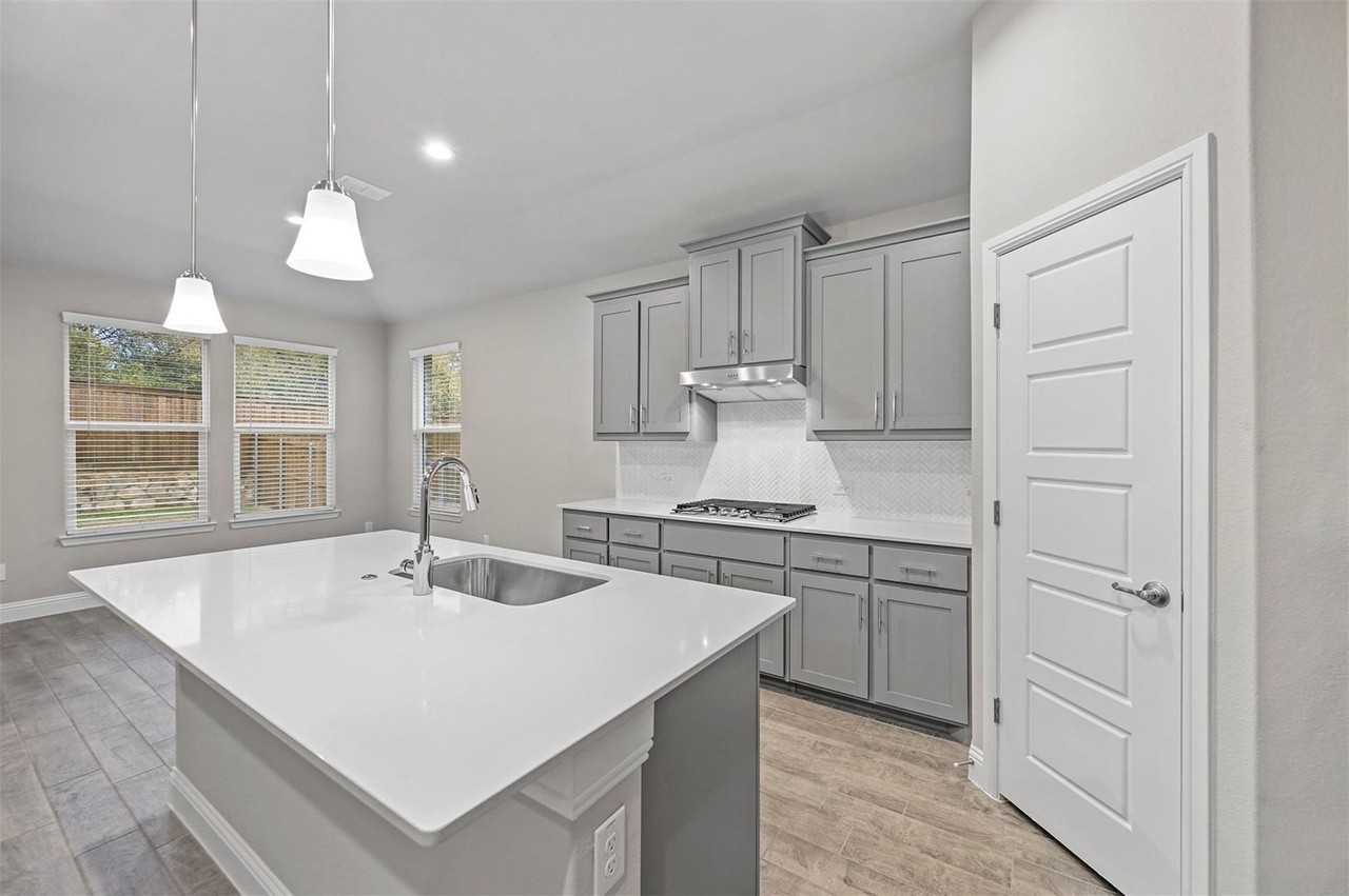 1504 Razorbill Rd - Photo 4 of 21