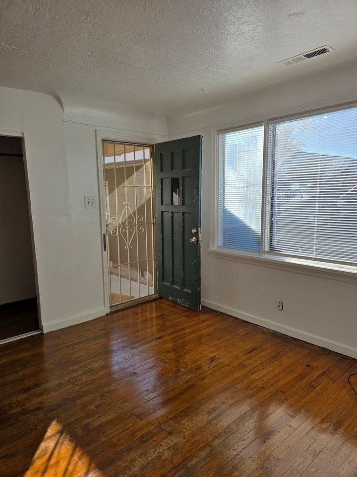 511 N Behrend Ave - Photo 7 of 17