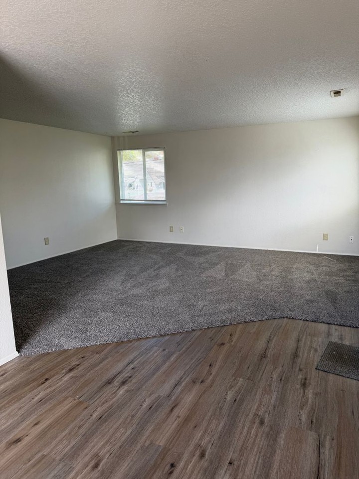 223 Nw 12th St - Photo 5 of 11