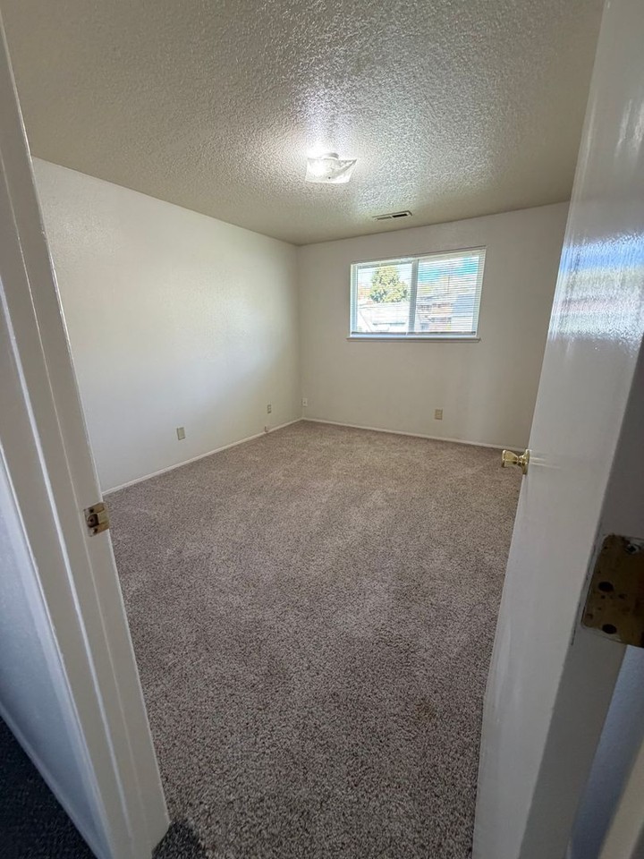 223 Nw 12th St - Photo 7 of 11
