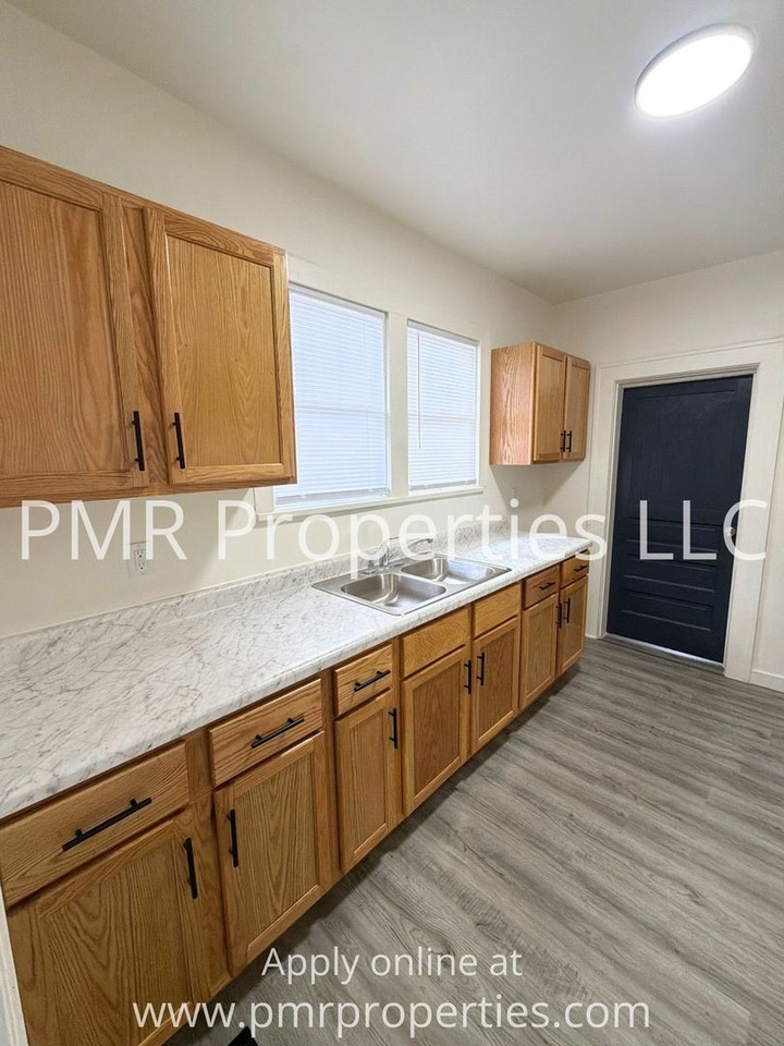 206 S 15th St - Photo 4 of 9