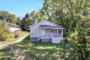 featured image of 617 617 & 619 W Outer Dr