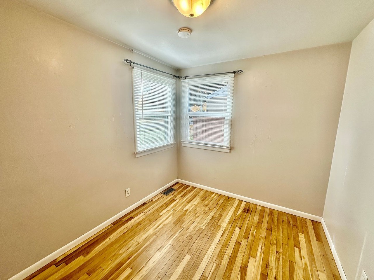 1307 E Bismark Ave - Photo 5 of 12