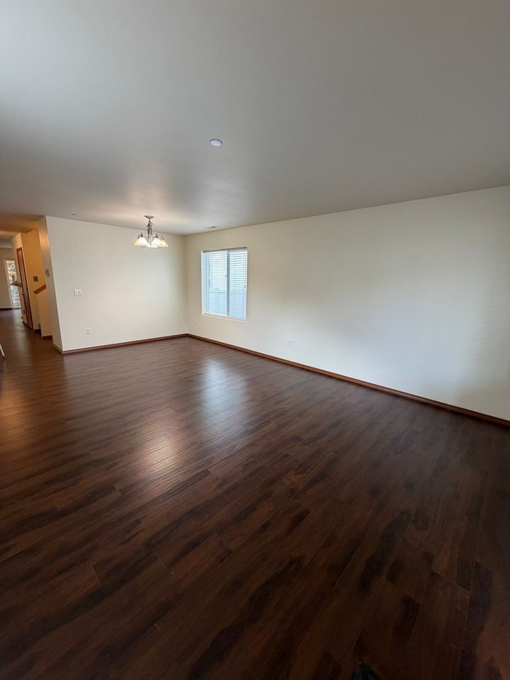 1335 Sinclair Dr - Photo 2 of 18