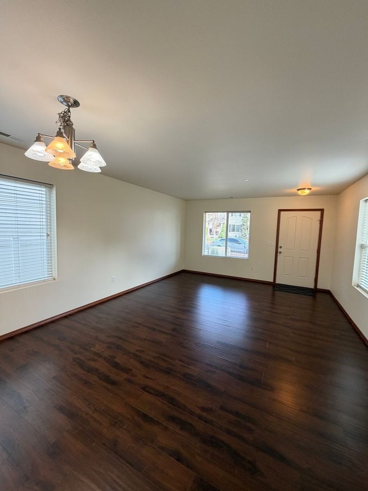 1335 Sinclair Dr - Photo 3 of 18