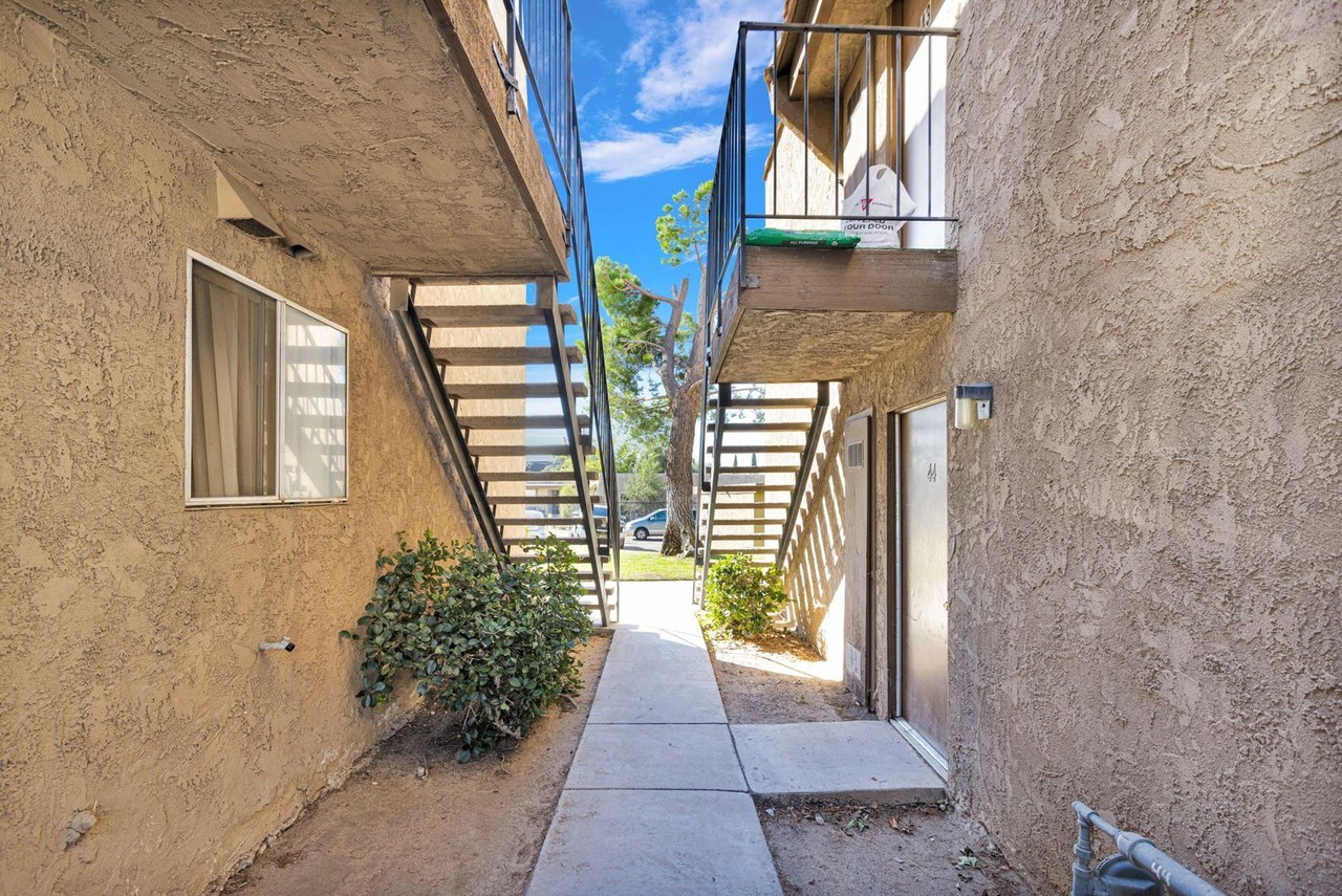 16091 Lorene Dr - Photo 2 of 50