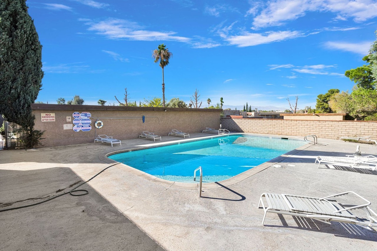 16091 Lorene Dr - Photo 4 of 50