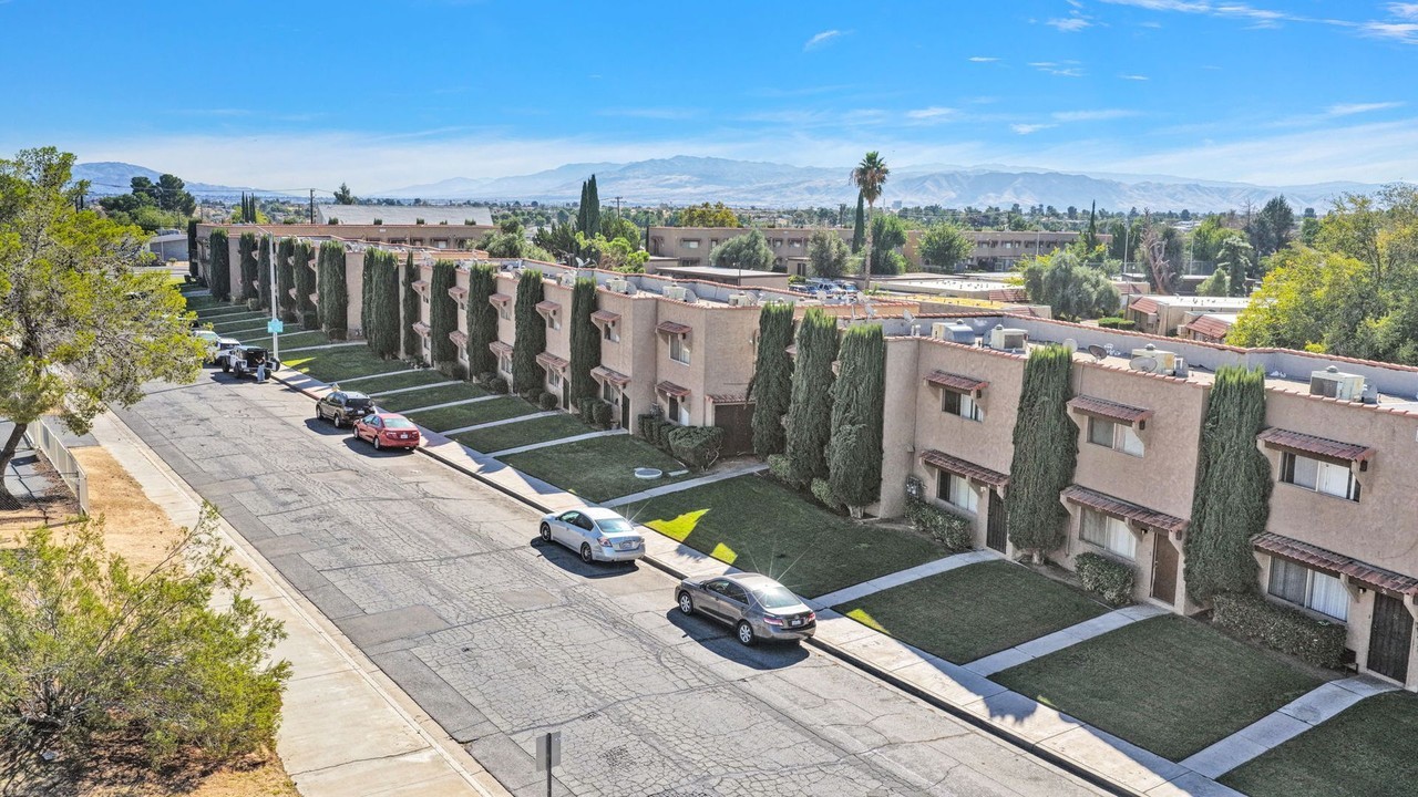 16061 Lorene Dr - Photo 7 of 50