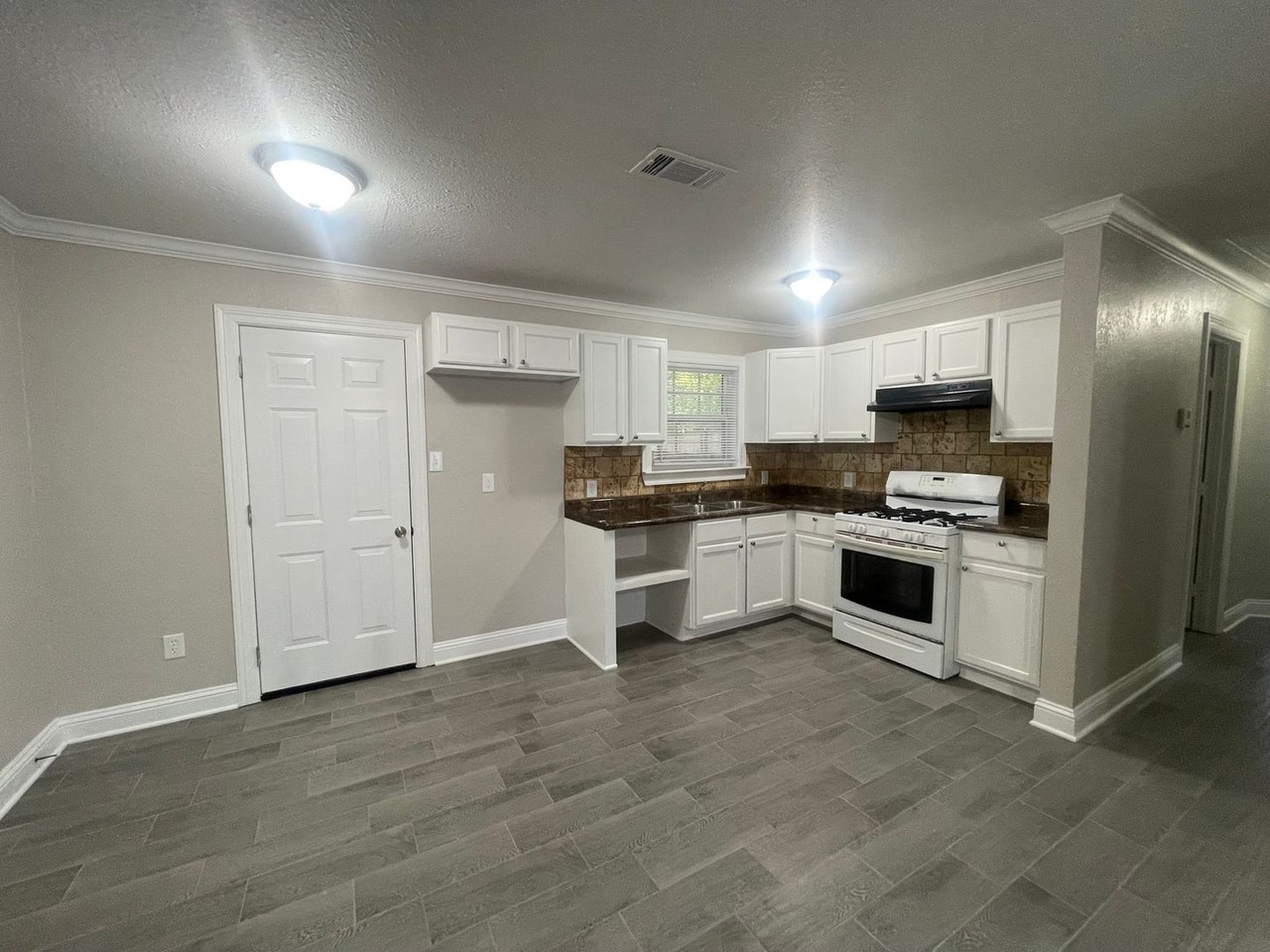 4504 Birdwell Ln - Photo 3 of 11