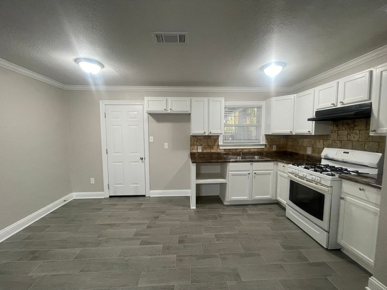 4504 Birdwell Ln - Photo 4 of 11