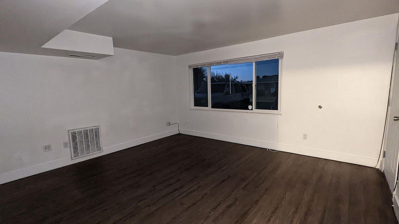 1065 36th St - Photo 2 of 14
