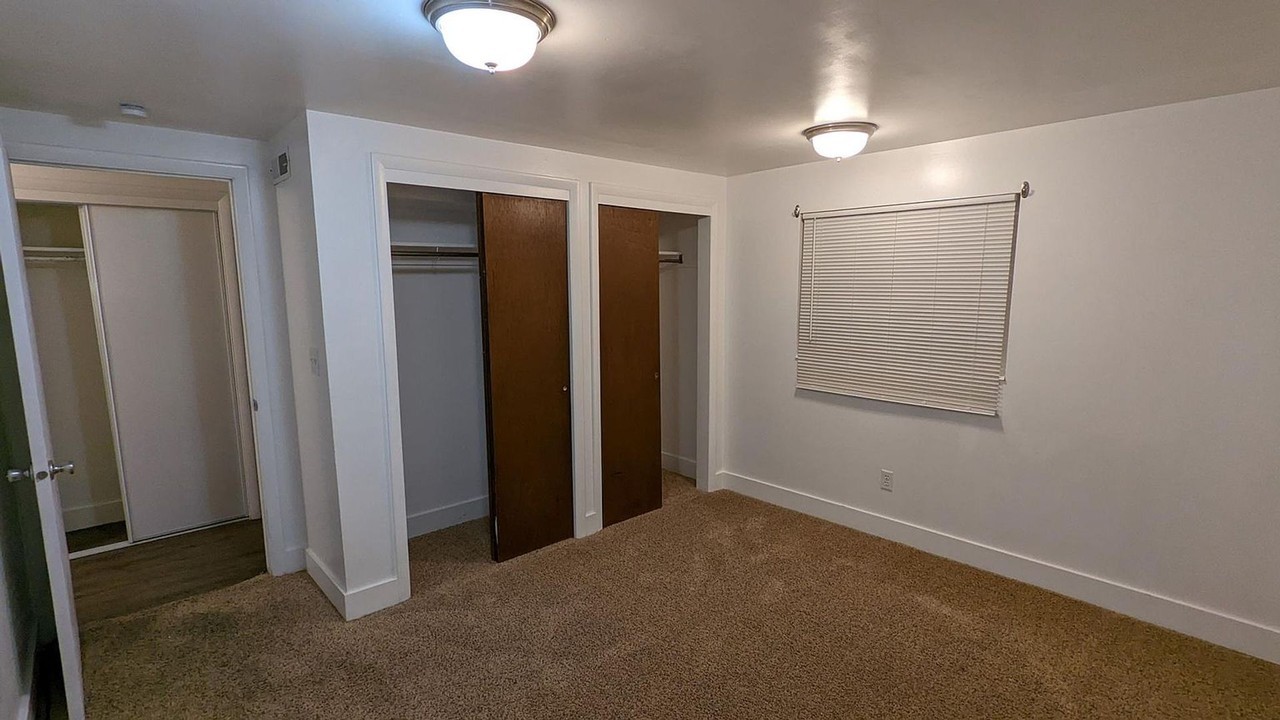 1065 36th St - Photo 4 of 14