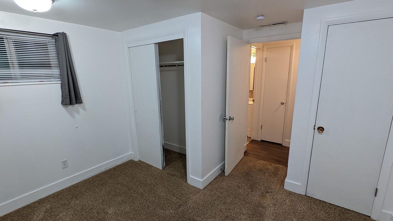 1065 36th St - Photo 5 of 14