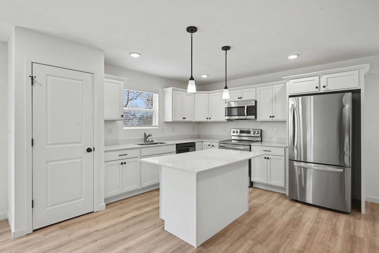 340 Sherman St - Photo 2 of 19